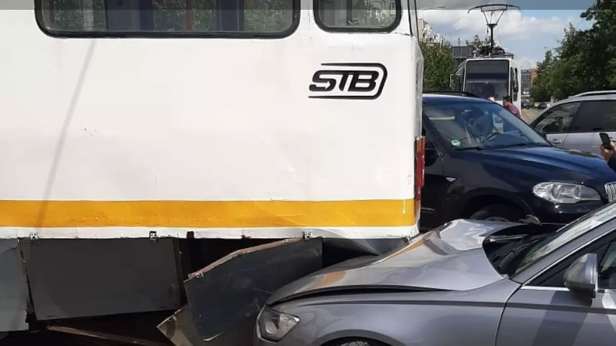 Accident în Bucureşti. Un tramvai a deraiat şi a acroşat o maşină