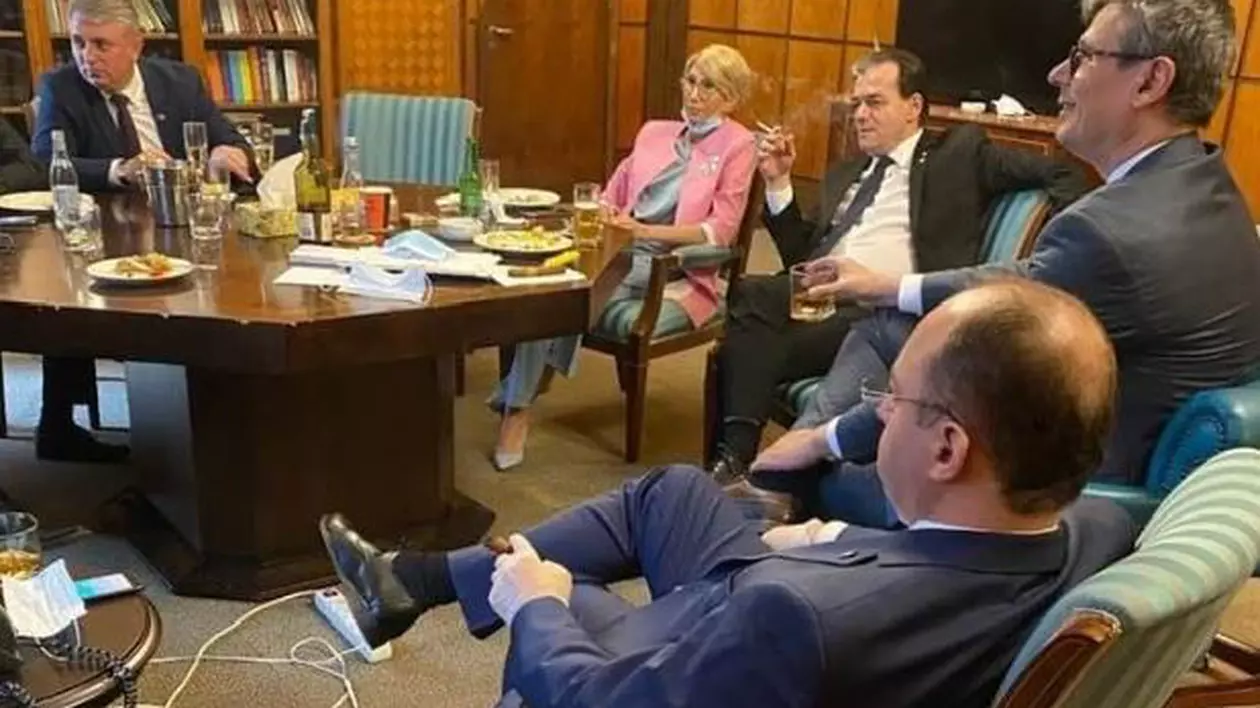 Reacții la fotografia controversată din biroul lui Ludovic Orban. „Scuze și demisia!”, „Ilegal și lipsit de respect”. Comentariul ironic al consilierului premierului