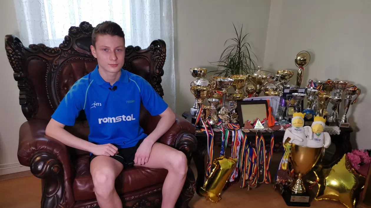 Povestea lui Darius Movileanu, campion mondial de cadeți la tenis de masă. Cântă în corul bisericii, iar tatăl, preot, i-a pus paleta în mână