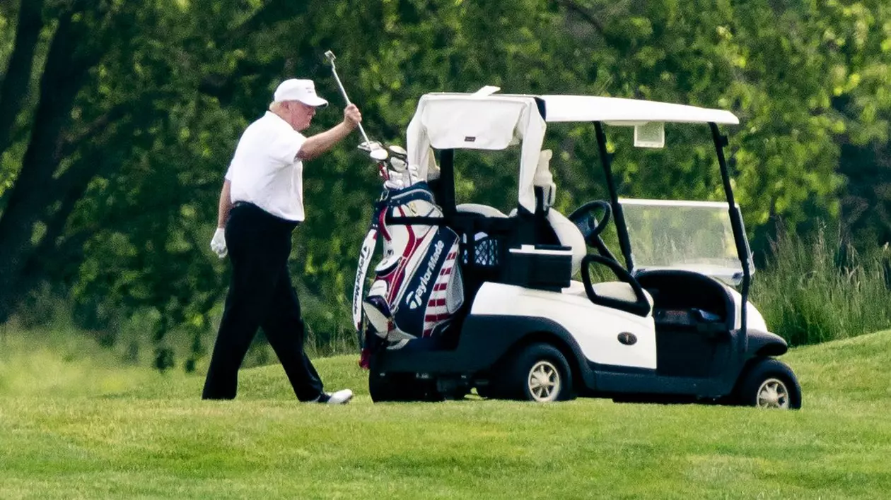 Donald Trump jucand golf pe 23 mai. Foto: EPA