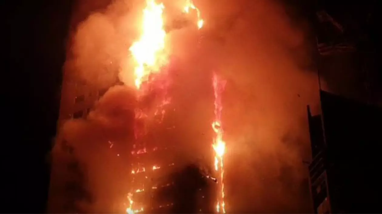 Incendiu violent la un zgârie-nori din Dubai. Poliția folosește drone pentru găsi persoanele încă blocate în Abbco Tower
