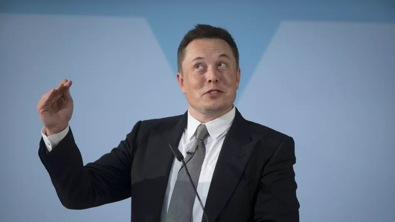 Primii „teslionari‟: Un investitor a devenit milionar după ce a investit în acțiunile Tesla. Elon Musk gesticulând