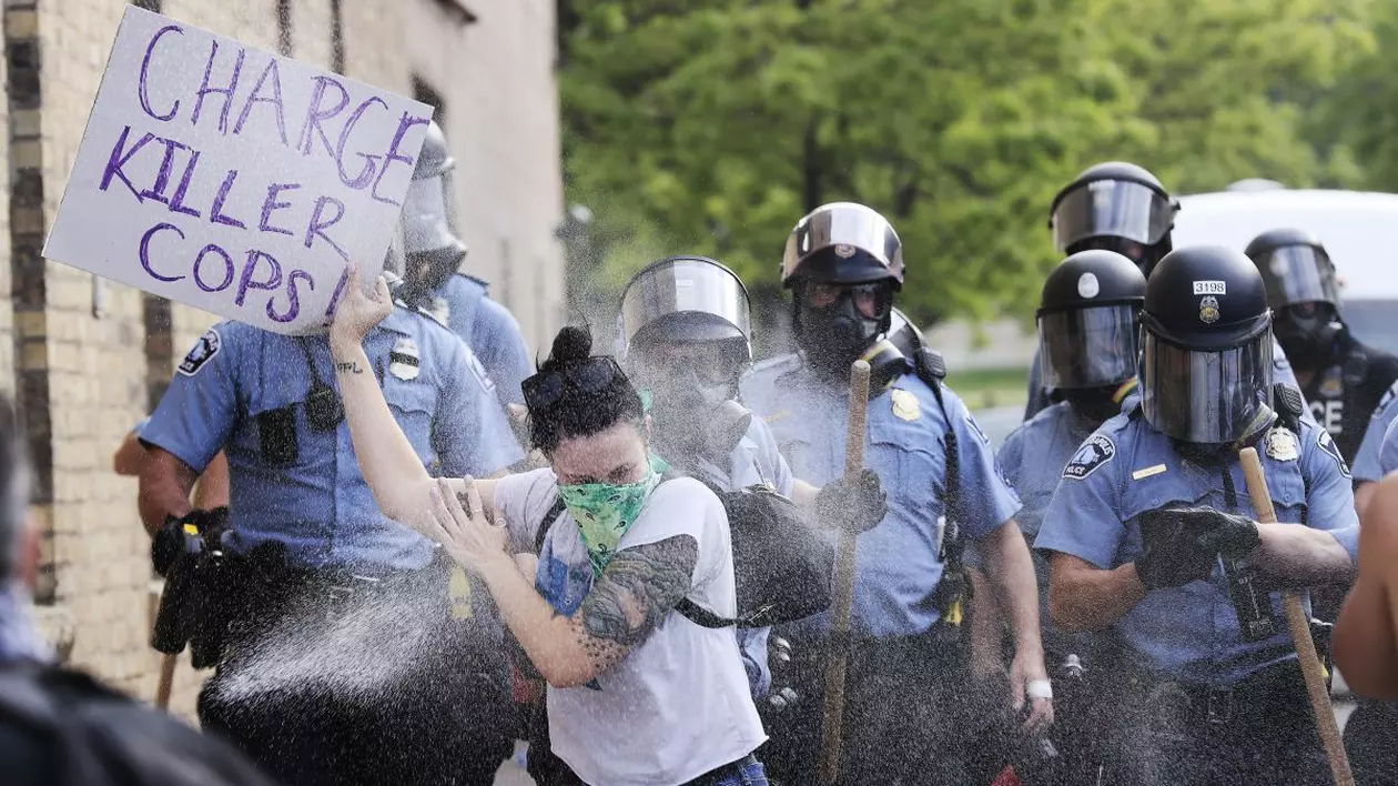 Proteste violente în SUA, după uciderea unui bărbat de culoare de către polițiștii din Minneapolis