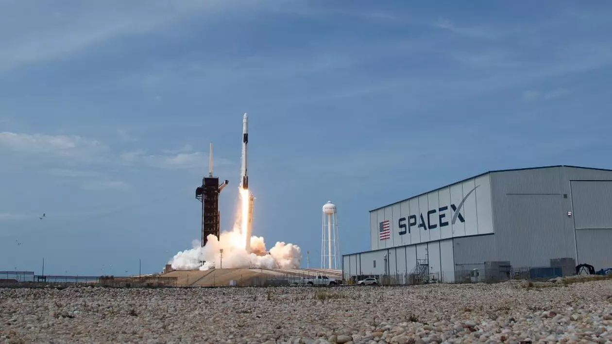 Capsula spaţială a lui Elon Musk, vizibilă din Bucureşti pentru un minut şi jumătate la puţin timp de la lansare