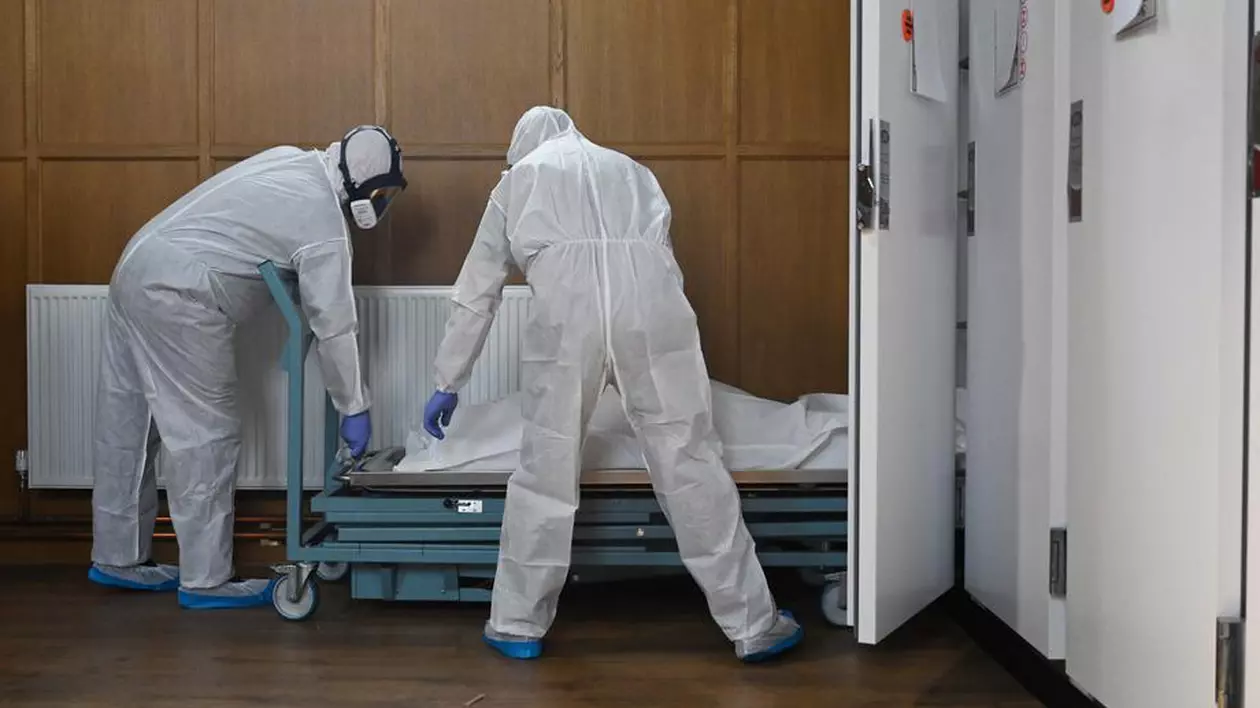 Ce înseamnă să mori de coronavirus? Cum a ales România definiţia decesului de COVID-19, mai îngustă decât Polonia sau Belgia, dar mai extinsă decât Germania și Austria