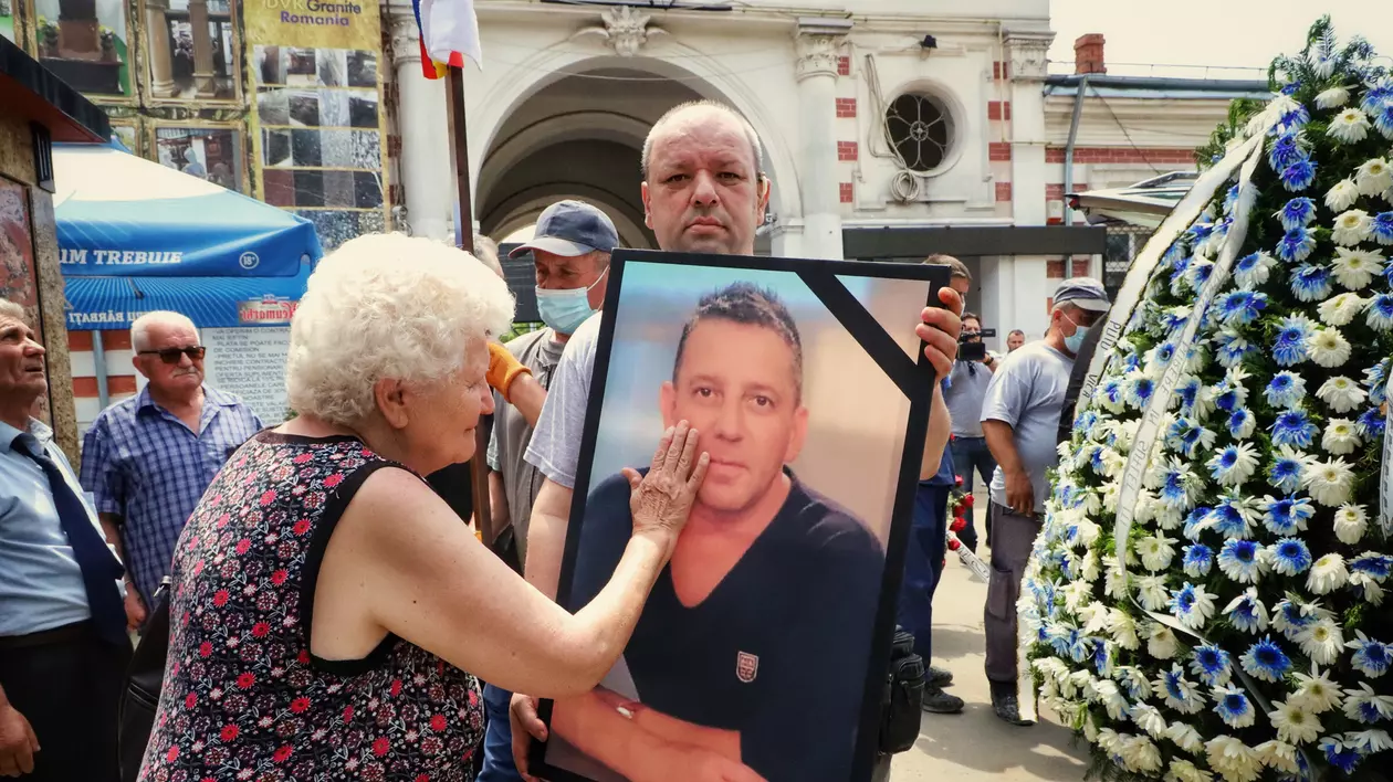 Costin Mărculescu a fost înmormântat astăzi. Zeci de persoane au fost prezente la funeralii FOTO: Eli Driu