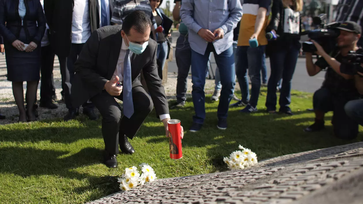 Ludovic Orban a depus coroane de flori la Monumentul dedicat Mineriadei din 13-15 iunie 1990
