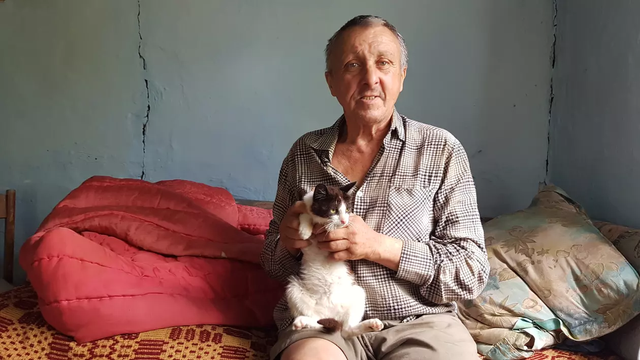 Darul unor săteni din Dâmbovița și al unei asociații pentru un bărbat invalid, cu un fiu bolnav, care trăiește din 142 de lei pe lună: îi vor reconstrui casa