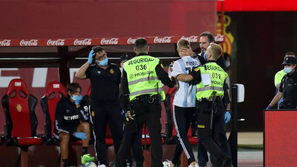 Un suporter a intrat pe teren la meciul FC Barcelona-Mallorca, deși s-a disputat fără spectatori FOTO: Hepta