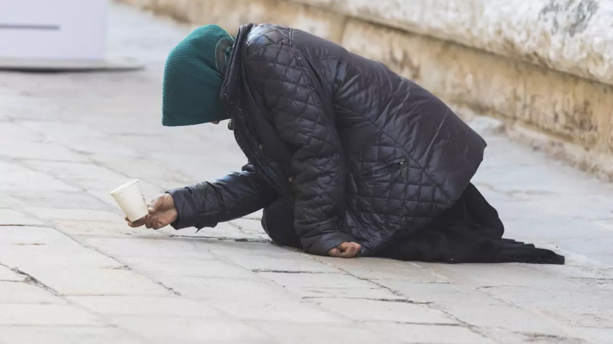 Drama oamenilor traficați și obligați să cerșească în Italia. “Ne dădea să mâncăm o dată pe zi, seara, o felie de pâine și o bucată de cârnat”. Judecătorii i-au dat 2 ani și 6 luni traficantului!