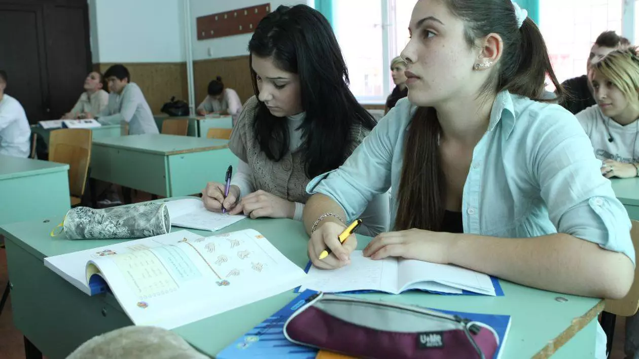 Proiect: câte 500 de lei de la Guvern pentru elevii dezavantajați. Doar 85% dintre copii vor primi acești bani