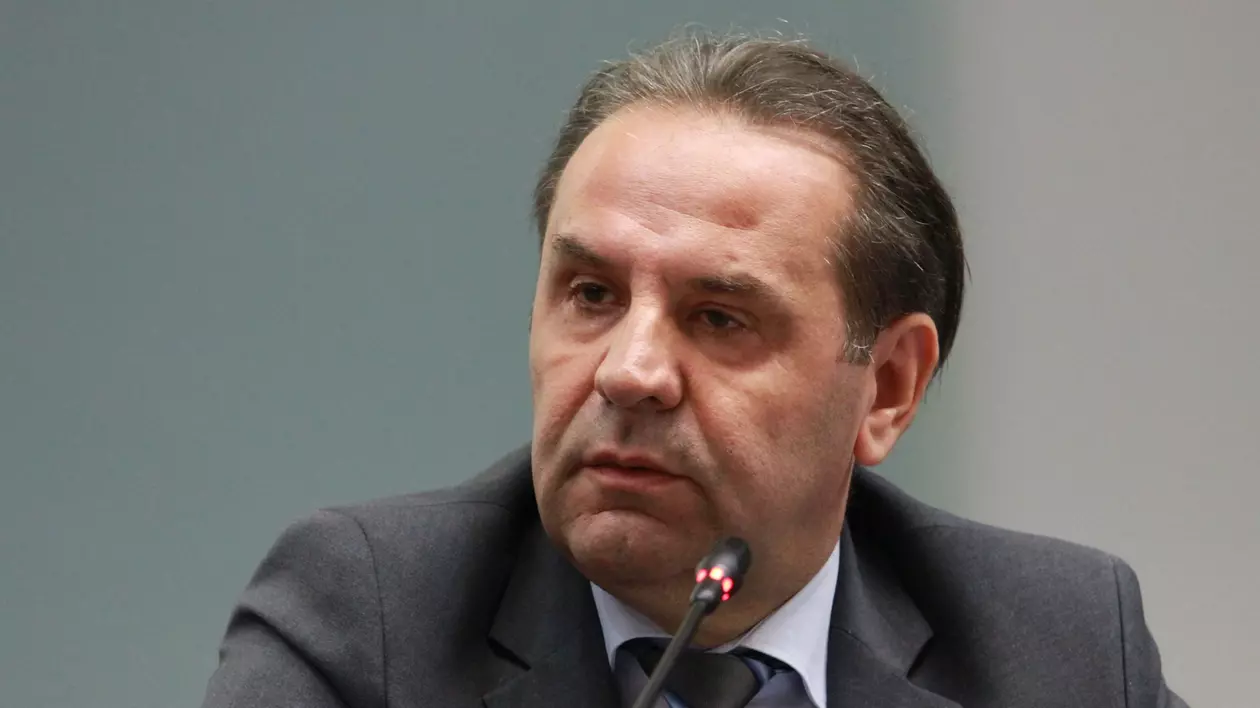 VIDEO | Vicepremierul Serbiei s-a aruncat în mulțime la un eveniment electoral, ignorând coronavirusul