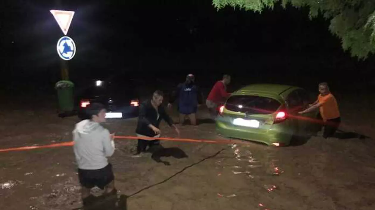 Județul Bihor a fost afectat duminică seară de furtuni puternice și viituri