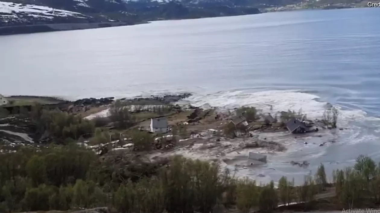 Dezastru în Norvegia. Opt clădiri au ajuns în mare, după o alunecare de teren