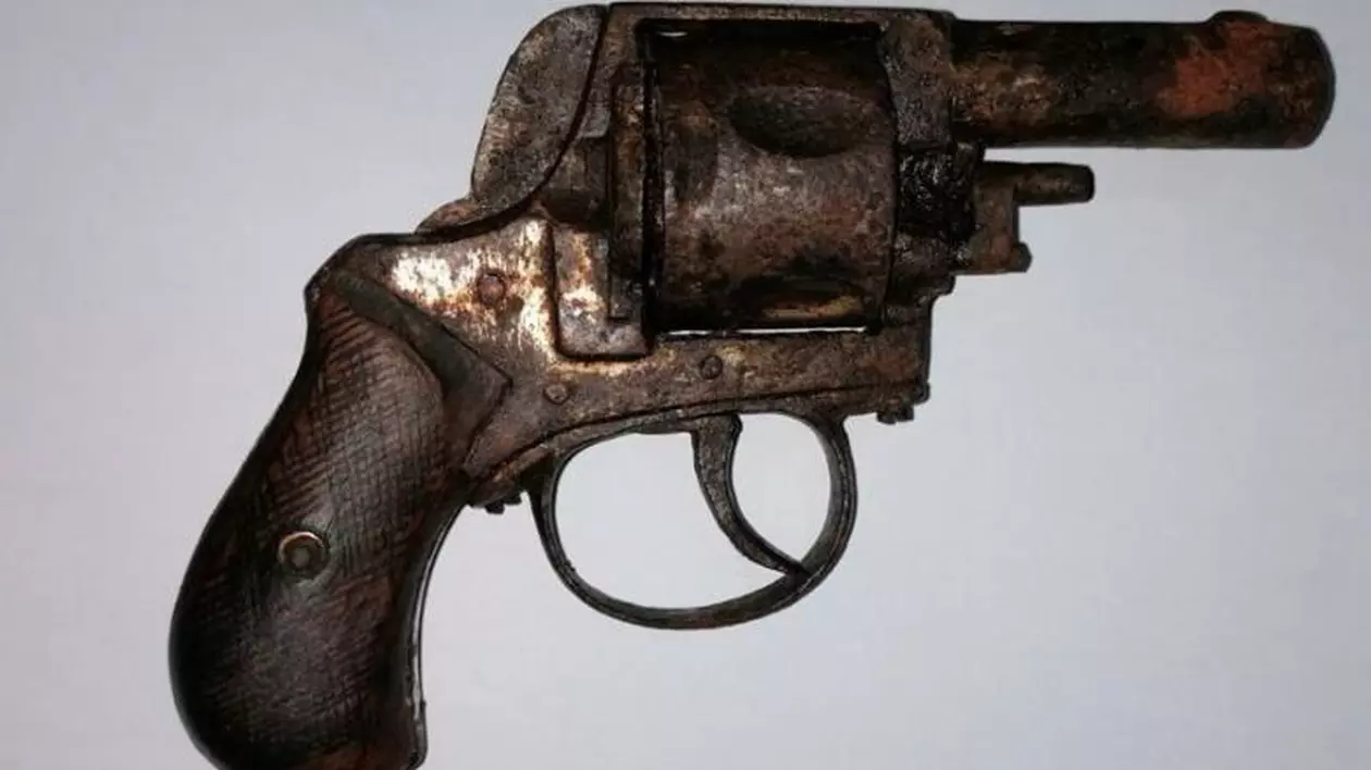 O femeie din Olt a vrut să vândă online un revolver ruginit, dar funcţional. Cât cerea pe armă