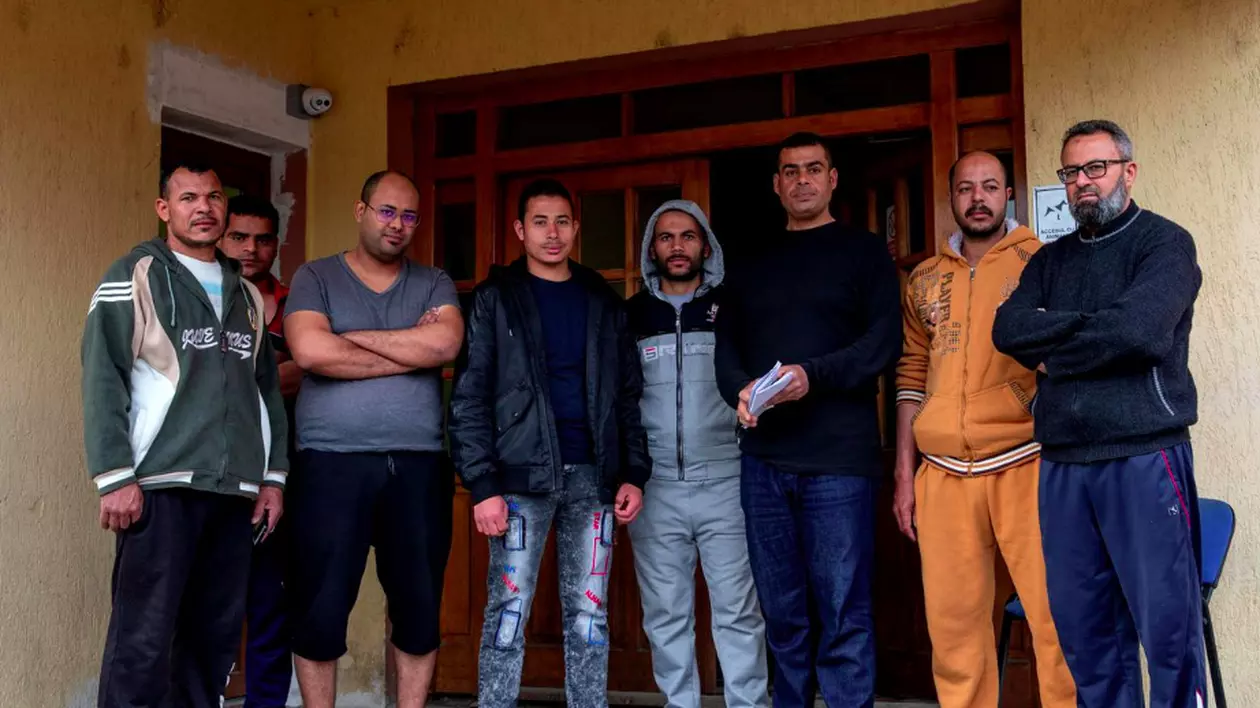 Muncitorii arabi abandonați la Sibiu sunt tot neplătiți de la începutul anului. Fostul lor patron a încălcat termenul-limită impus de ITM: “Îmi vine să renunț la tot”