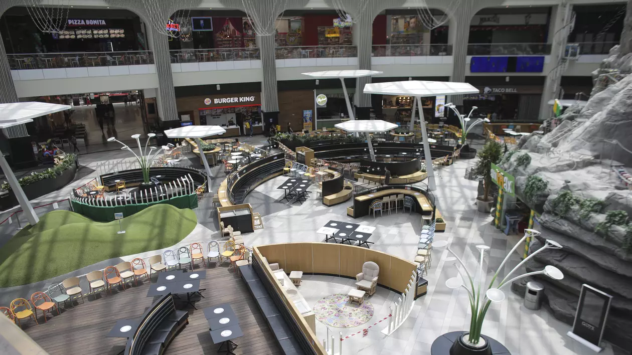 Weekend cu distanţare socială la mall: Aglomeraţie la magazine, pustiu la restaurante. Unii clienţi refuză să poarte mască