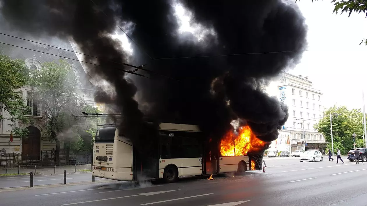 Un troleibuz a luat foc în centrul Bucureștiului. Foto: Ciprian Ciucu / Facebook
