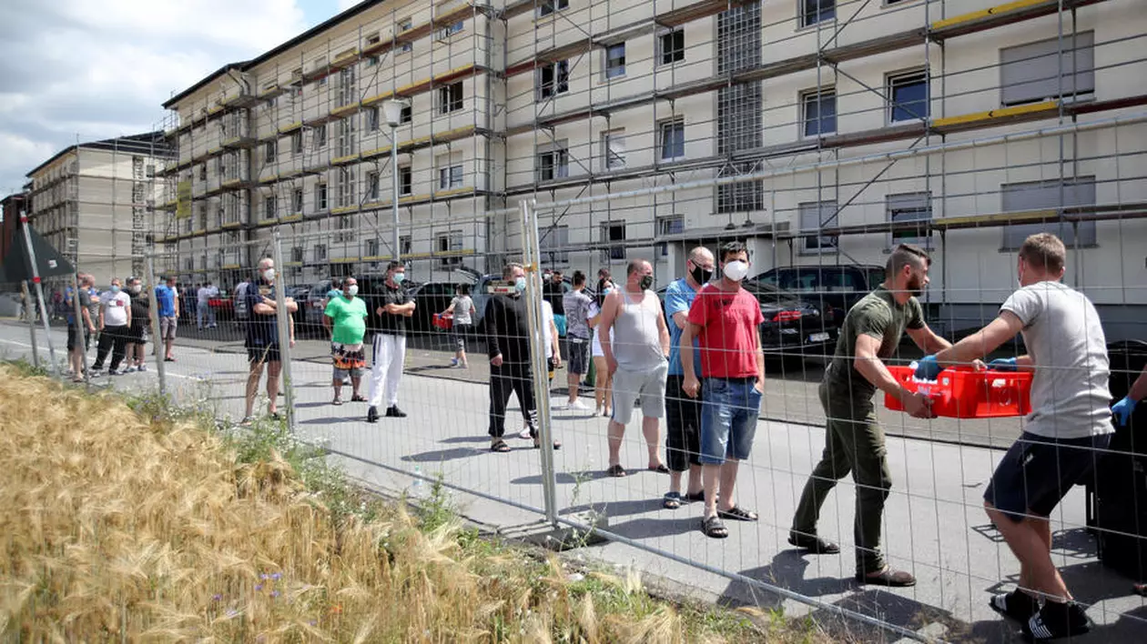 Germania extinde carantina după focarul izbucnit în abatorul la care lucrează mii de români. Restricții pentru două districte cu peste 600.000 de locuitori