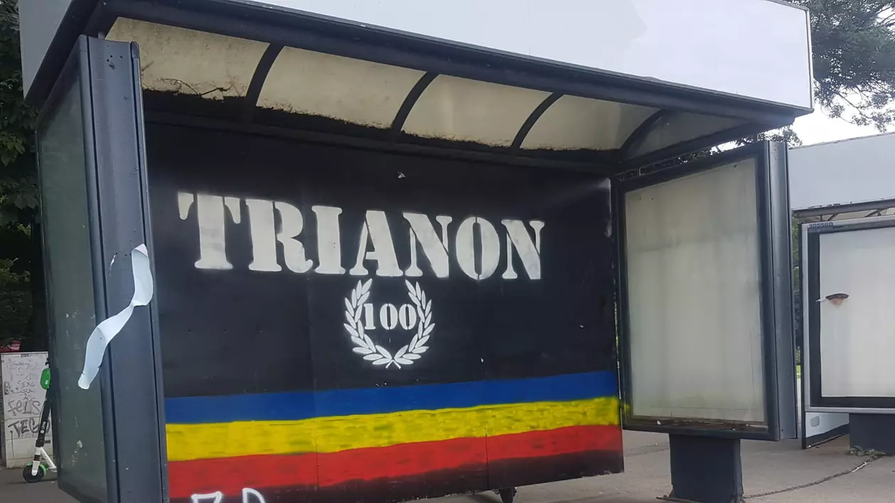 Grafitti cu mesajul „Trianon 100” în doliu, pictat într-o staţie de autobuz din Capitală