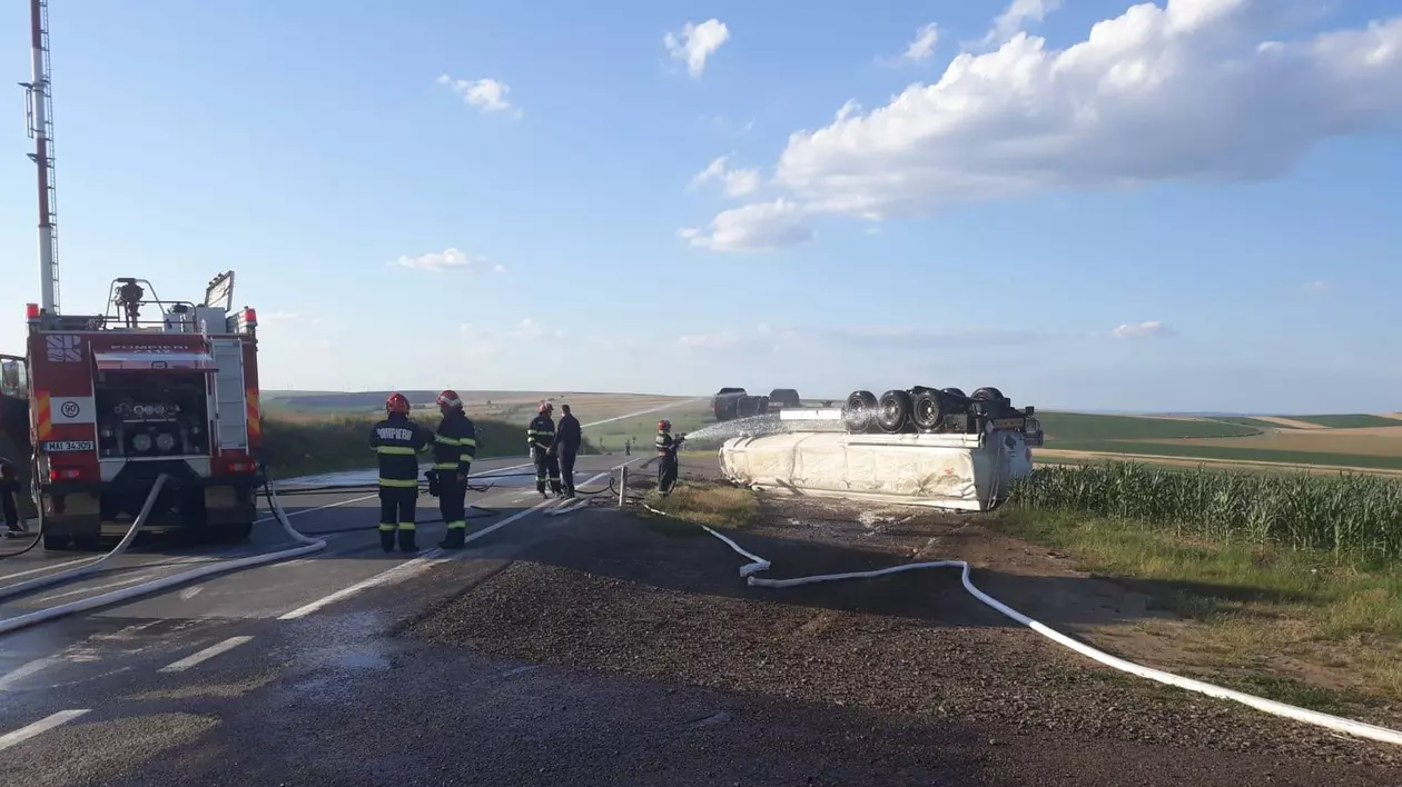 O autocisternă plină cu motorină s-a răsturnat pe drumul european E 581, spre Vama Albița