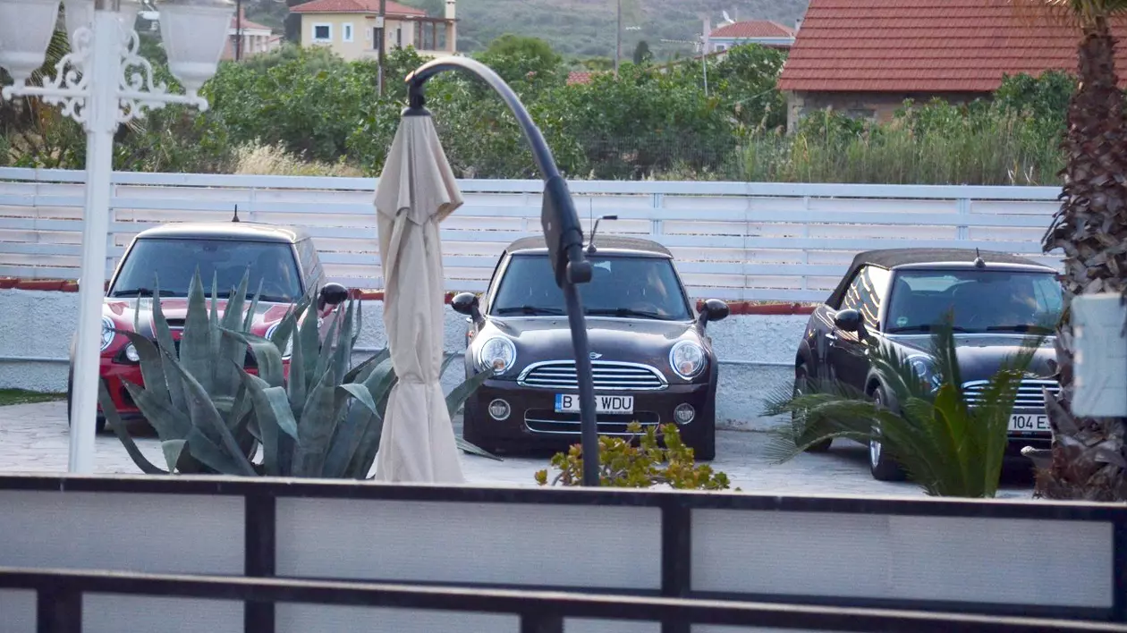 Ce înseamnă să lucrezi în primărie: trei Mini Cooper special pentru vacanțe, ascunse în curtea casei din insula grecească Eghina!