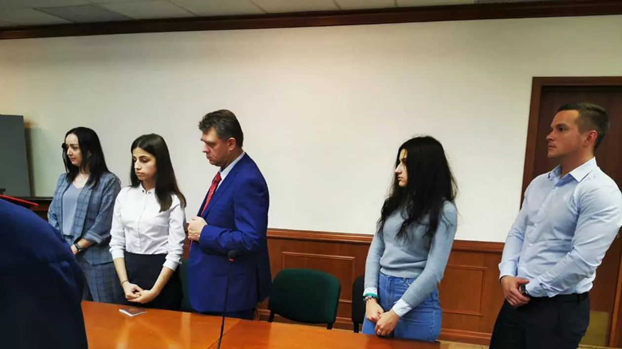 Trei surori și-au ucis tatăl care le abuza și acum riscă 20 de ani de închisoare, pentru că judecătorii nu le consideră victime
