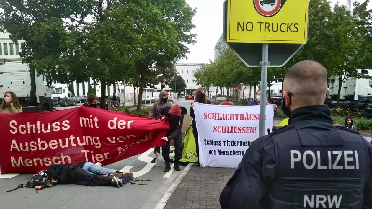 Proteste la abatorul Tönnies, acolo unde aproape 1.000 de români s-au infectat cu coronavirus. Activiștii au blocat intrarea în companie
