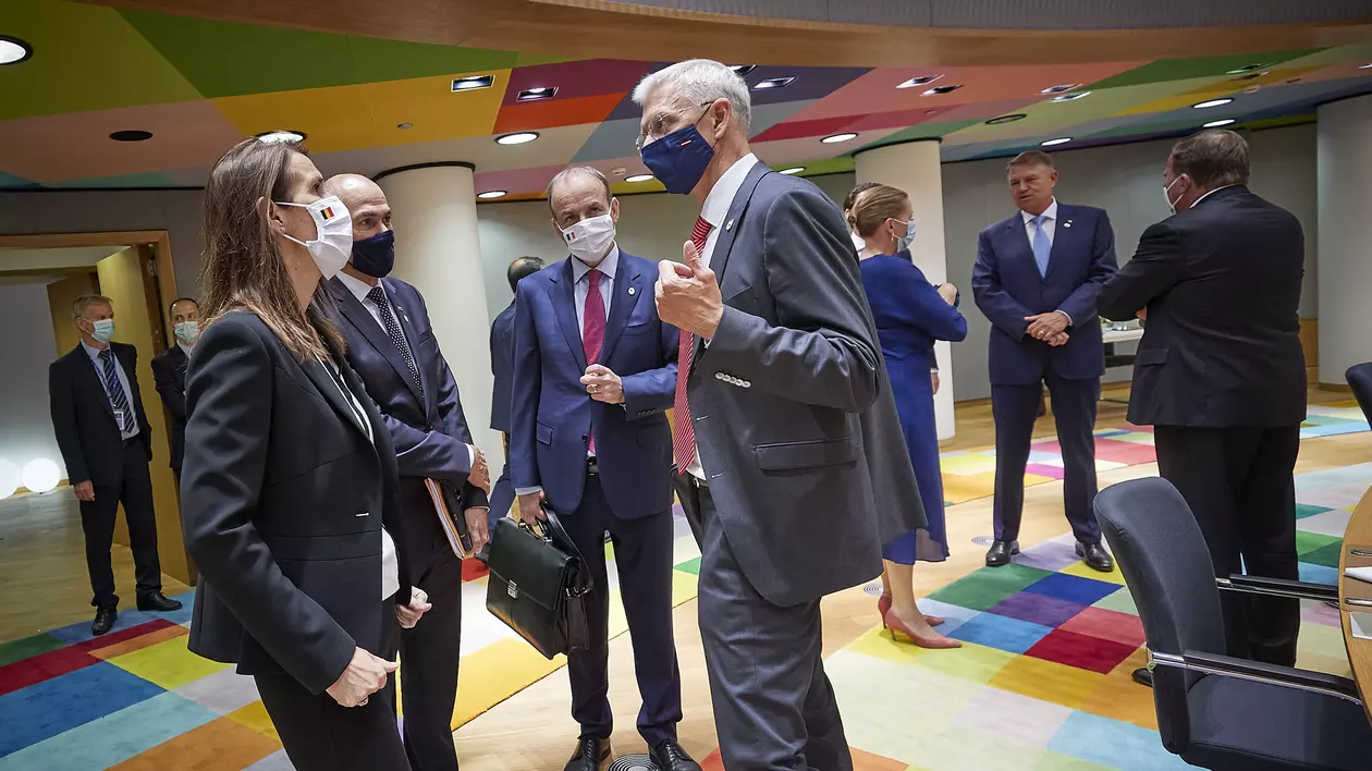 FOTO | Klaus Iohannis, fotografiat fără mască la Consiliul European, printre lideri europeni care poartă mască