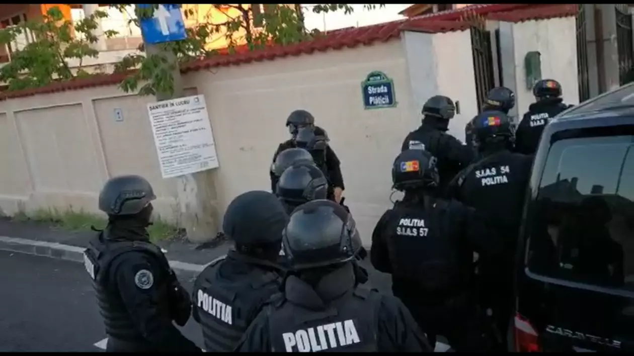 Percheziții de amploare la clanul Văncică. Trafic cu țigări într-o piață din București, cum acționau liderii grupării
