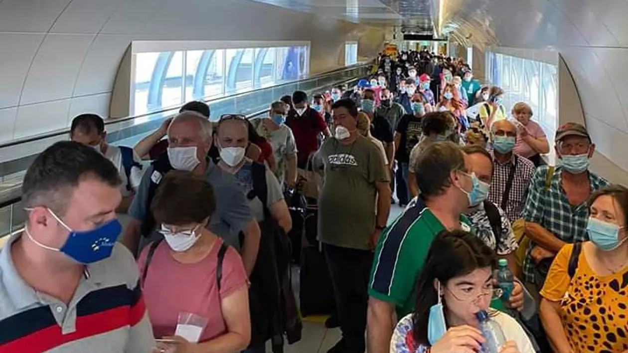 Sute de pasageri pe Aeroportul Henry Coandă, înghesuiți în tunel la intrarea în România. Doar doi reprezentanți DSP le iau declarațiile