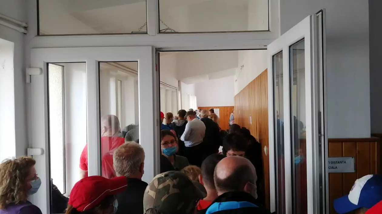 Trei ore la coadă la telecabină, fără urmă de distanțare socială. ”Ne lasă 9 în telecabină, dar în sala de așteptare sunt 100”. Teleferic Prahova susține că s-au respectat toate regulile