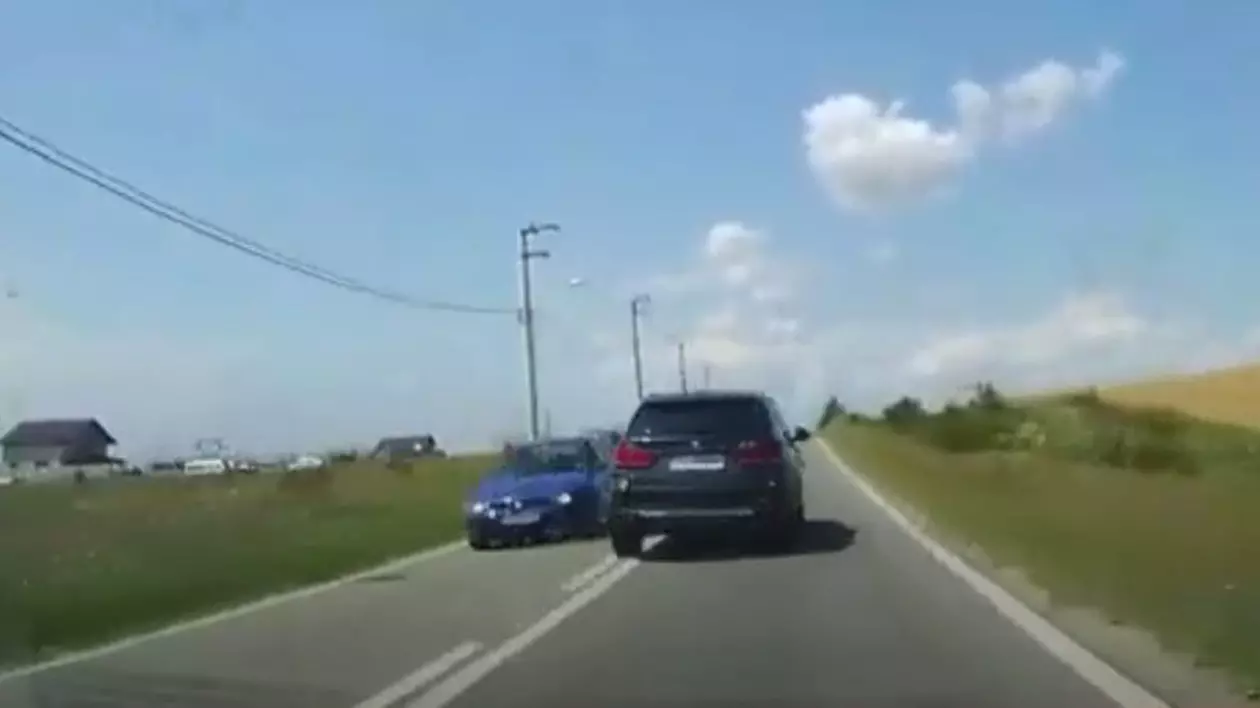 VIDEO|Depășire dementă pe un drum din România: ce pedeapsă merită acest șofer?