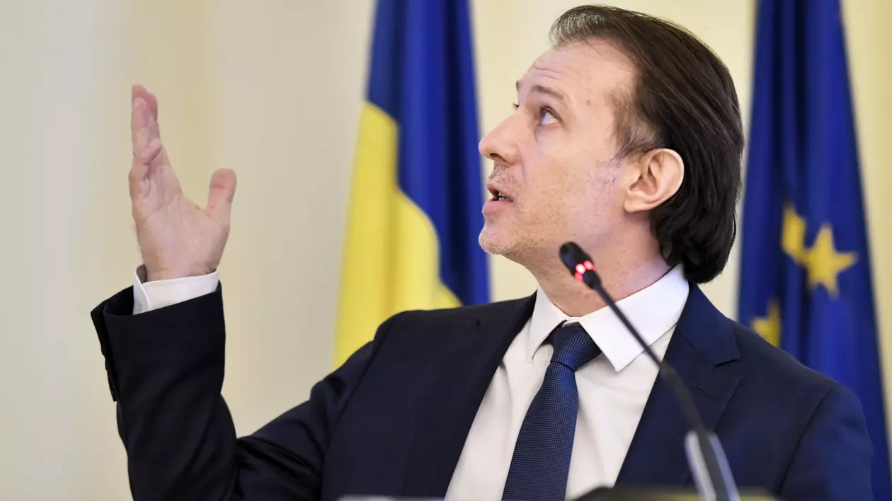 Eurostat: România are cea mai mare creștere economică din Uniunea Europeană. Premierul Florin Cîțu arătând cu mâna