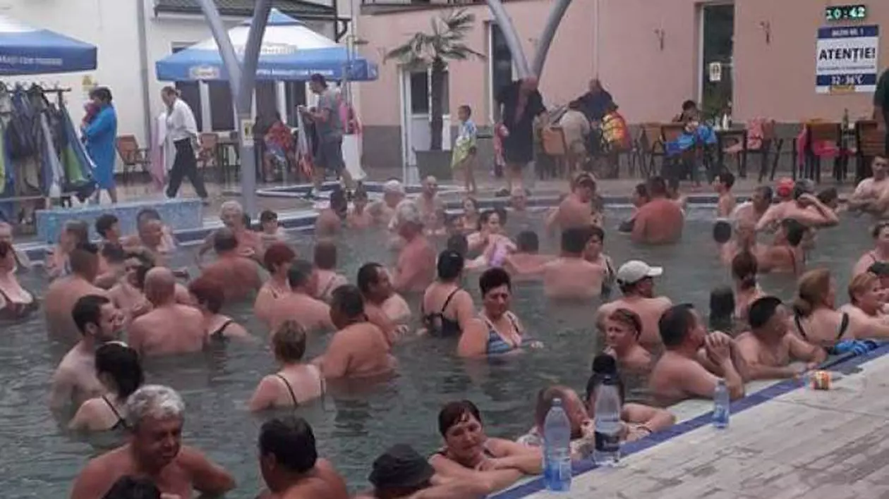 Peste 60 de persoane, înghesuite în același bazin, la Satu Mare. ”Ne păzește Dumnezeu de COVID”