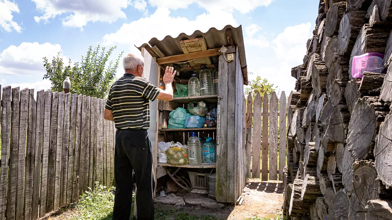 În mai multe sate din Argeș, localnicii își fac provizii de apă, pentru că la robinete nu curge cu săptămânile: „Bem apă de prin găuri şi plătim ca proştii”