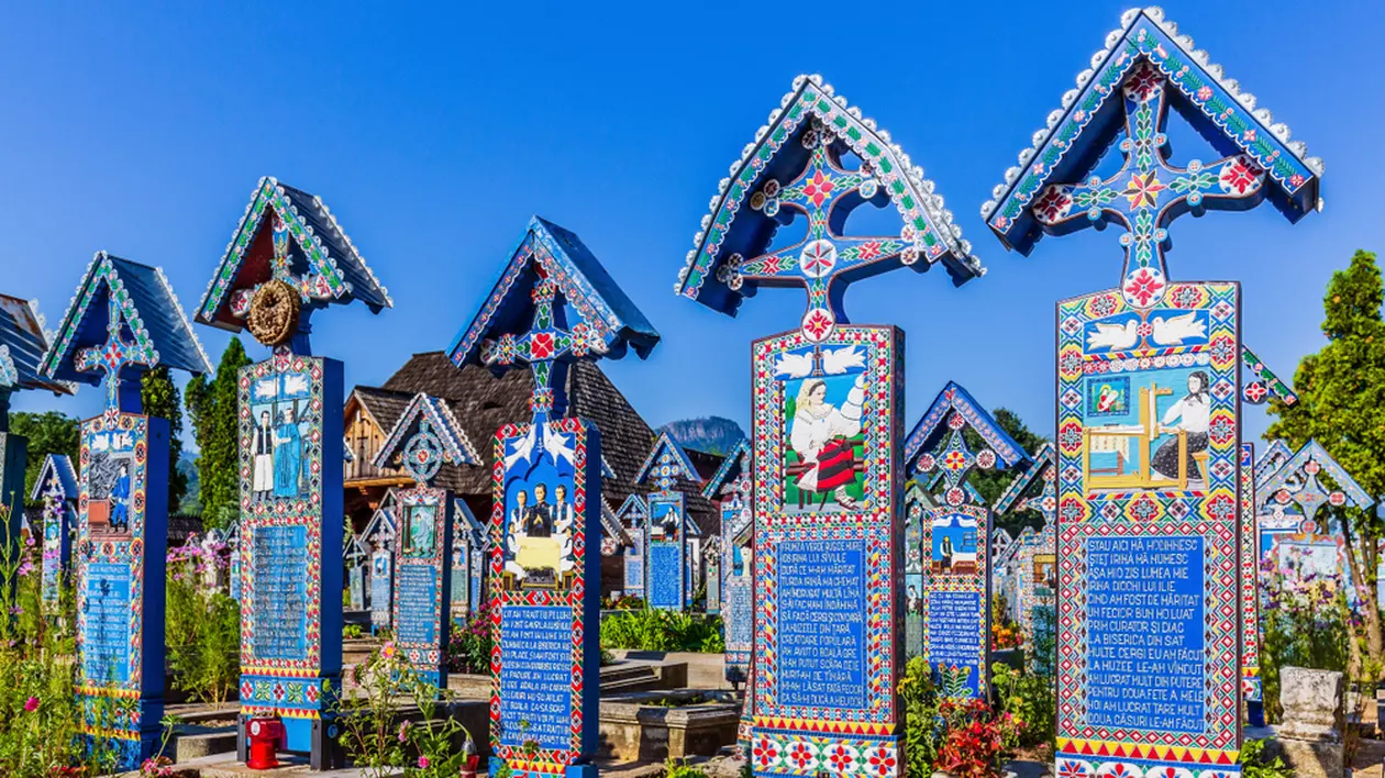 Povestea Cimitirului Vesel din Săpânța - ce mesaje sunt scrise pe crucile viu colorate