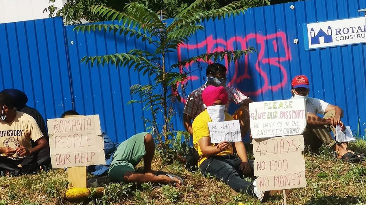 Muncitori indieni abandonați pe un șantier din centrul Ploieștiului: “Nu suntem plătiți de 42 de zile și ne-au fost luate și pașapoartele”