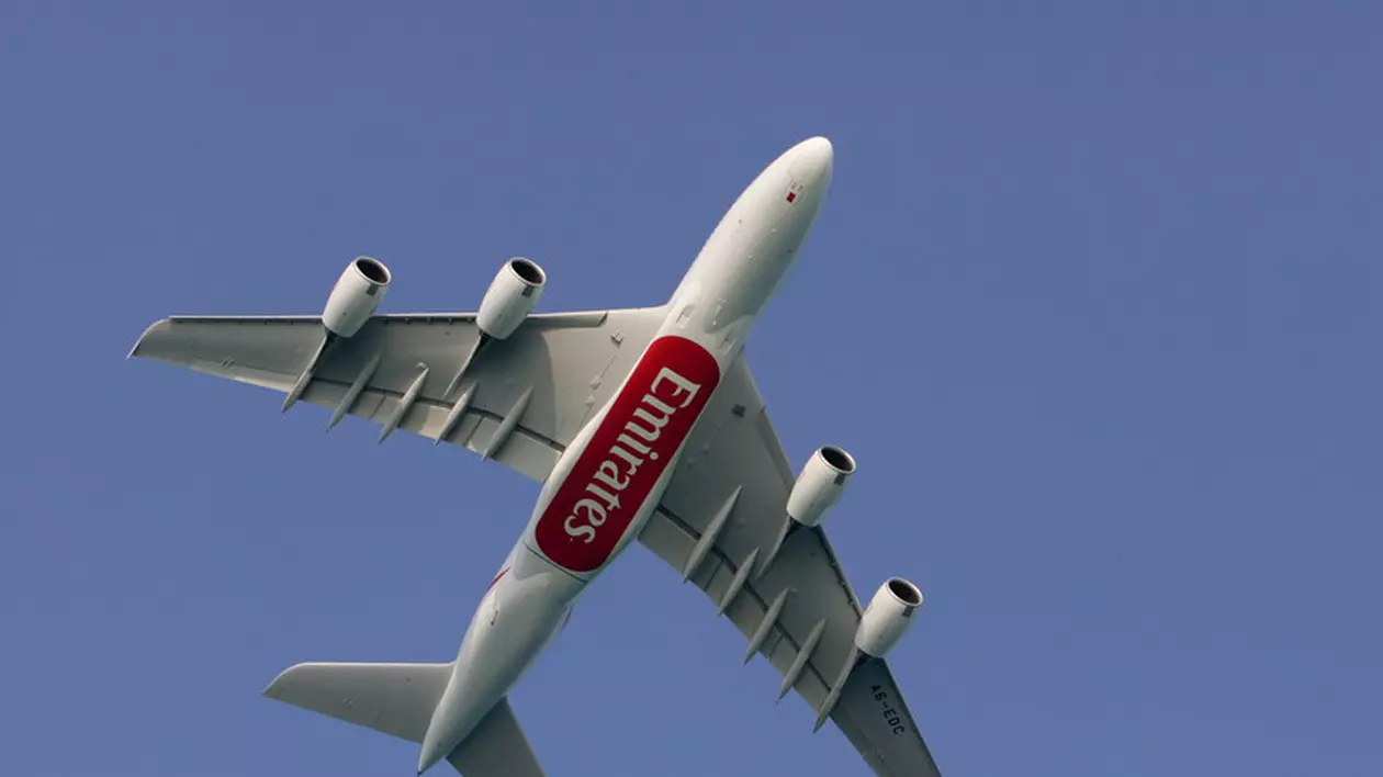 Emirates, prima companie aeriană care asigură gratuit costurile medicale și de înmormântare de Covid-19