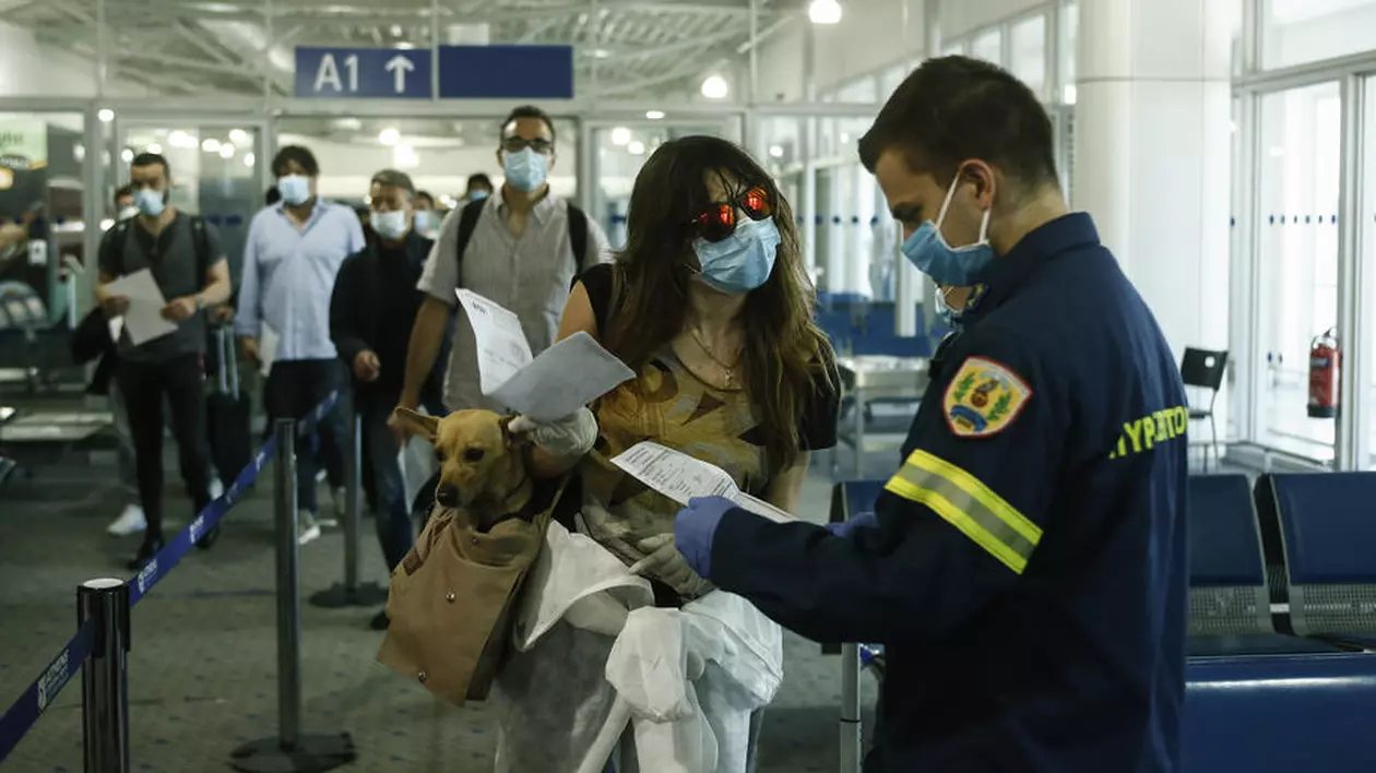 Noi restricții pentru românii care merg cu avionul în Grecia. Turiștii sunt obligați să prezinte un test negativ de COVID la intrarea în țară