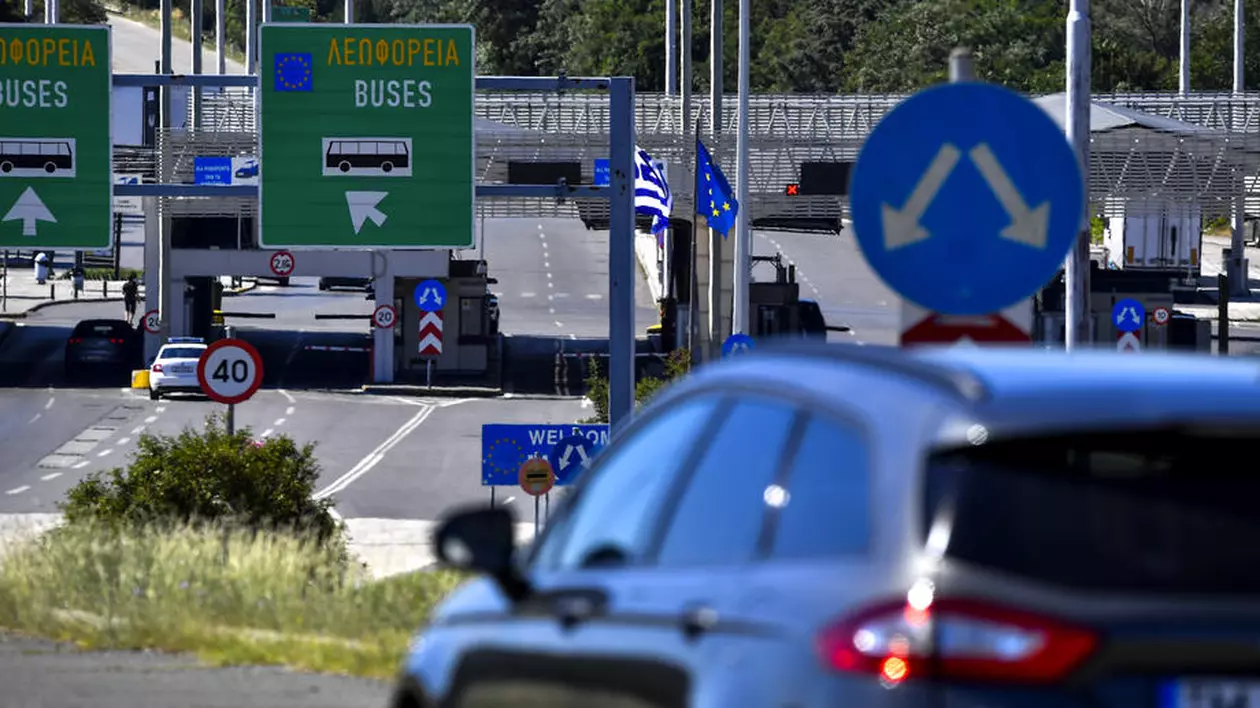 Reguli noi pentru turiști în Grecia: cei care nu au completat deja formularele de intrare în țară nu vor mai putea trece granița