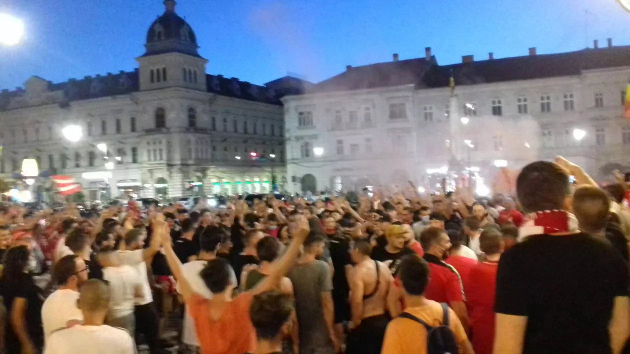 Bucuria nu ține cont de distanțare! Sute de oameni sărbătoresc în fața Primăriei din Arad promovarea echipei UTA în Liga 1. Și fanii lui FC Argeș au ieșit pe străzi