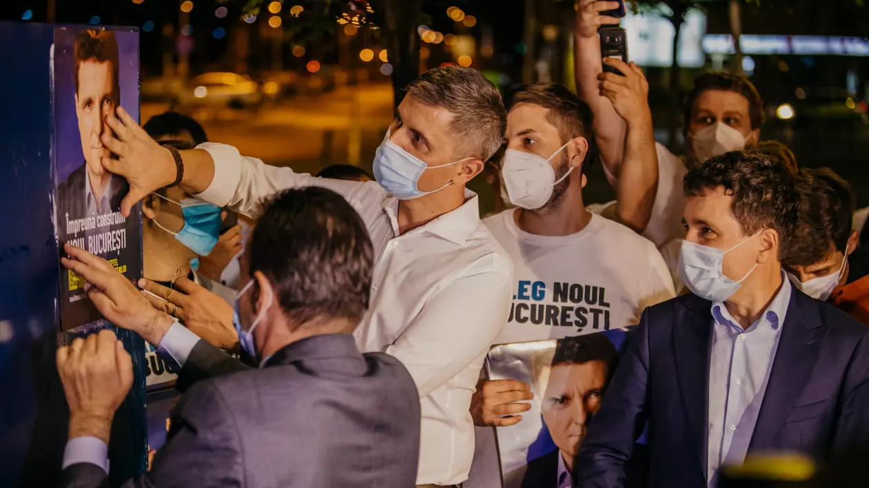 Nicuşor Dan a dat startul campaniei la miezul nopţii. A lipit primul afiş împreună cu Orban şi Barna FOTO: Facebook / Nicușor Dan