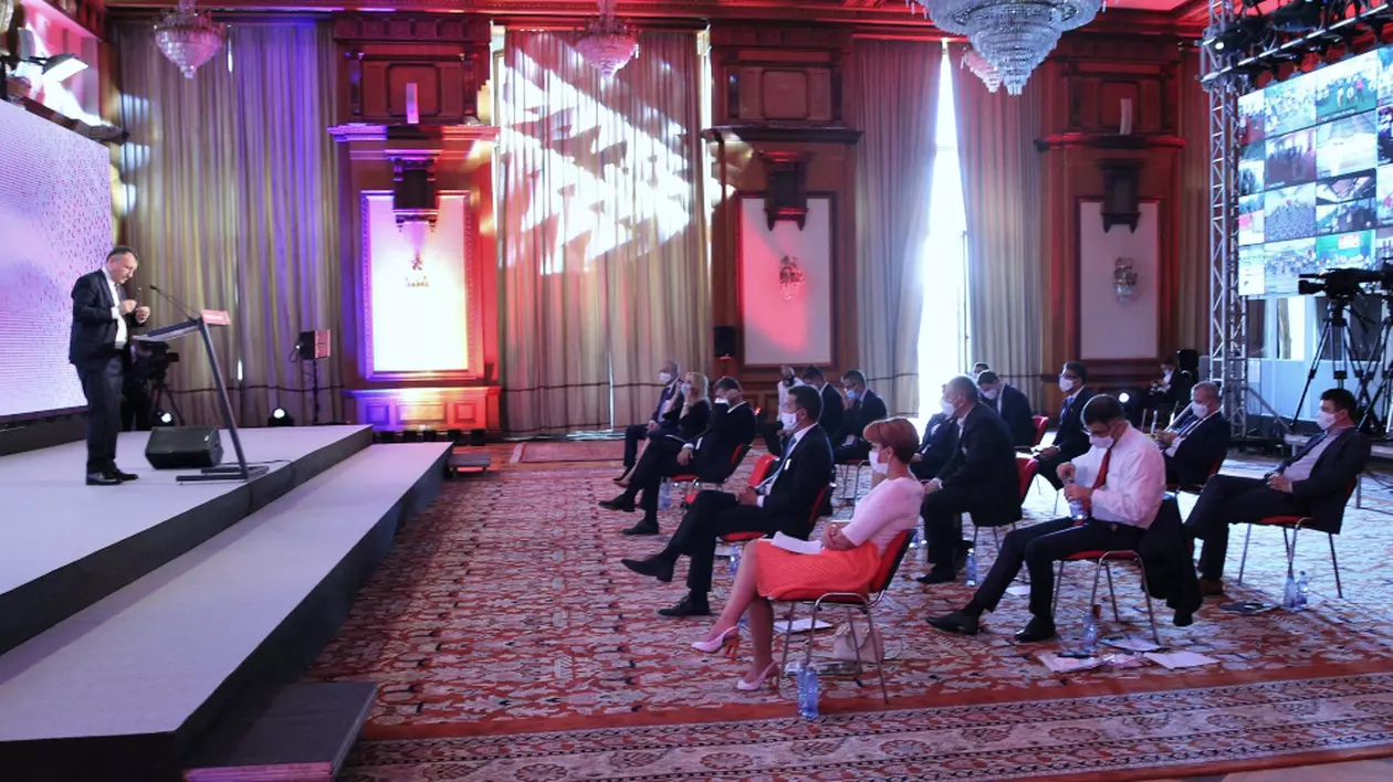 Imagini fără precedent de la Congresul PSD. Pandemia a lăsat liderii stingheri, într-o sală aproape pustiită