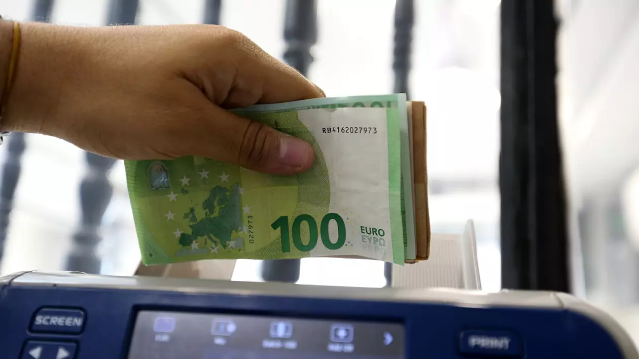 Ce se întâmplă cu leul. De ce scade față de euro și cum ne influențează acest lucru viața. Bancnote euro