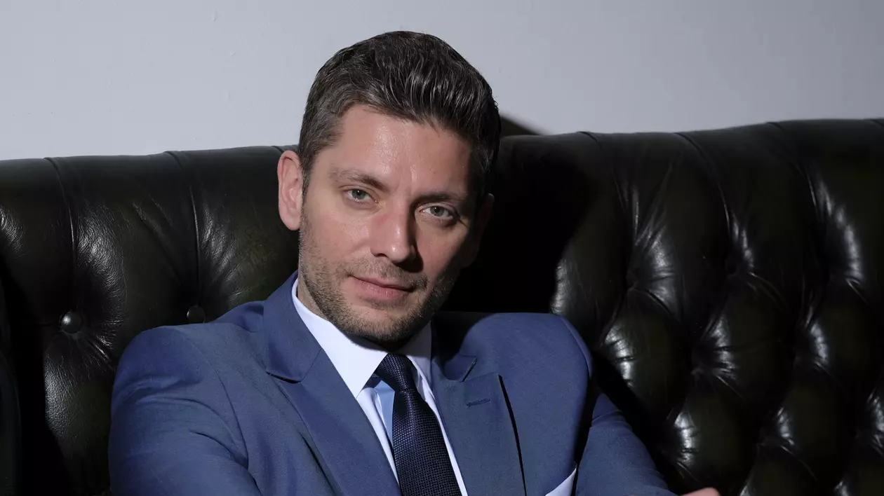 Valentin Butnaru, prezentatorul știrilor de seară de la Antena 1, vrea un proiect de divertisment. “Televiziunea a venit întâmplător, eu visam să joc teatru”