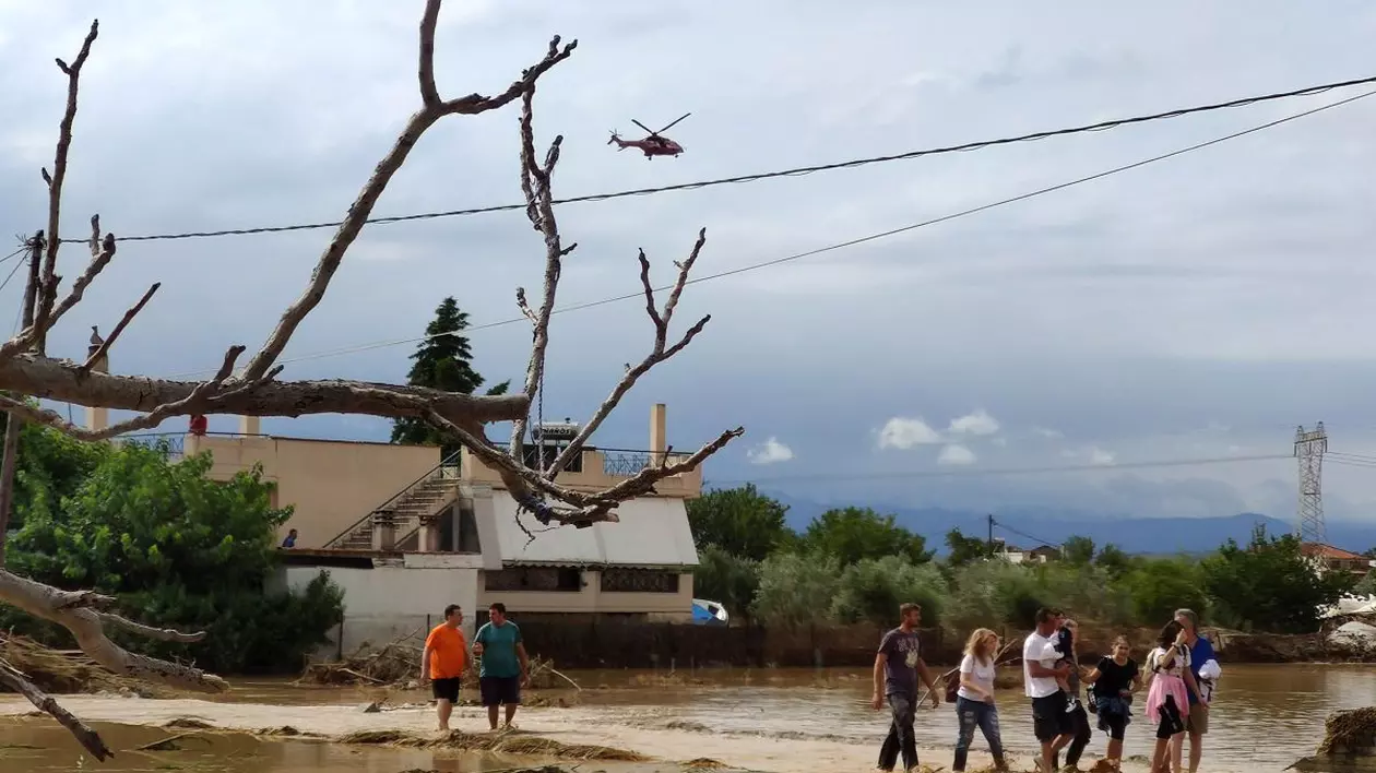 În urmă cu doi ani, mai multe persoane au murit pe insula Evia în urma ploilor torenţiale şi a furtunilor care au provocat inundaţii. Foto: EPA