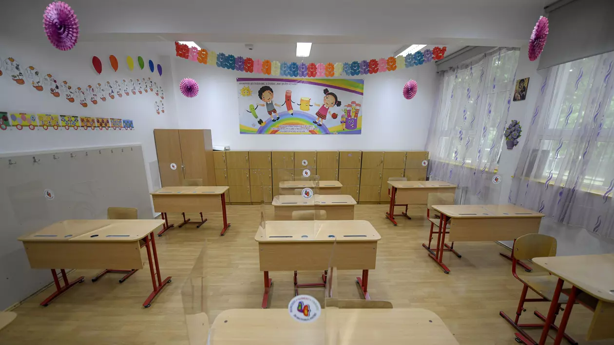 Normele realizate de Ministerul Sănătății pentru redeschiderea școlilor: distanțarea între bănci nu mai e obligatorie, dar masca, da!