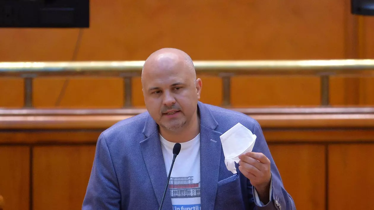 VIDEO | Întâlnire electorală USR sabotată de Noua Dreaptă, la Cluj. ”Vă dă Boc 7-0 în prima repriză”