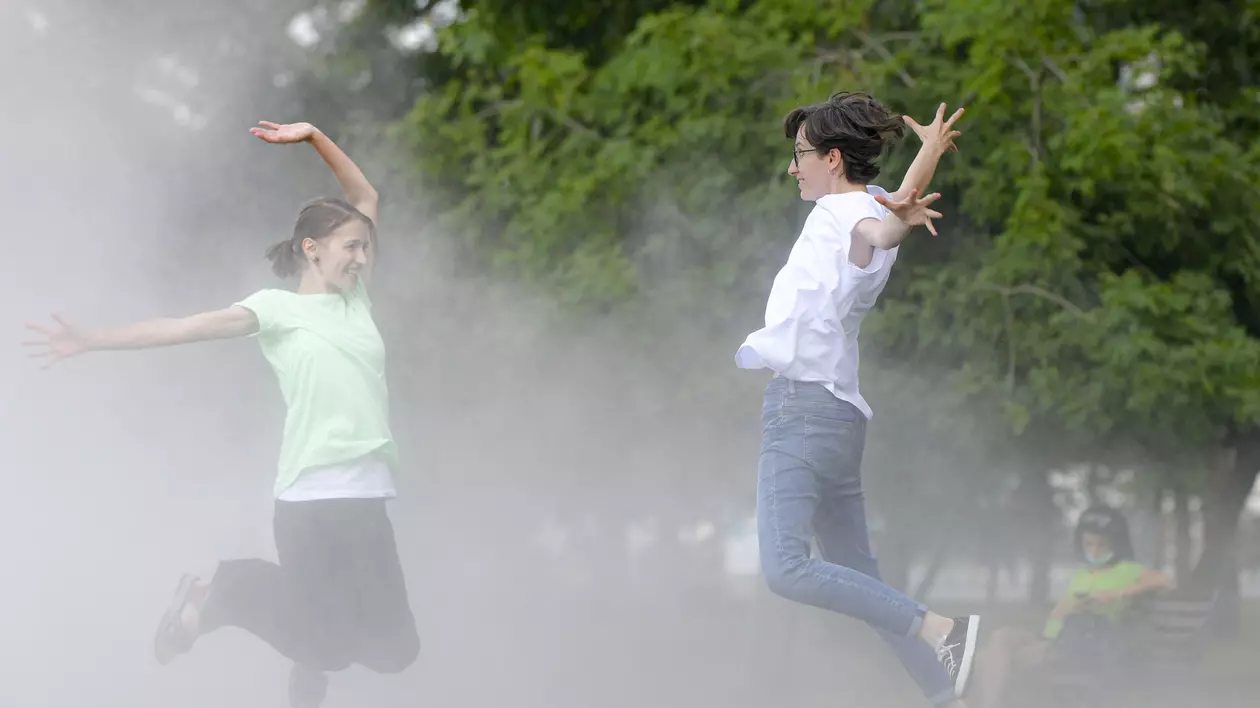 Prognoza meteo pentru 12 august. Temperaturi până la 34 de grade Celsius, dar și averse cu vijelii